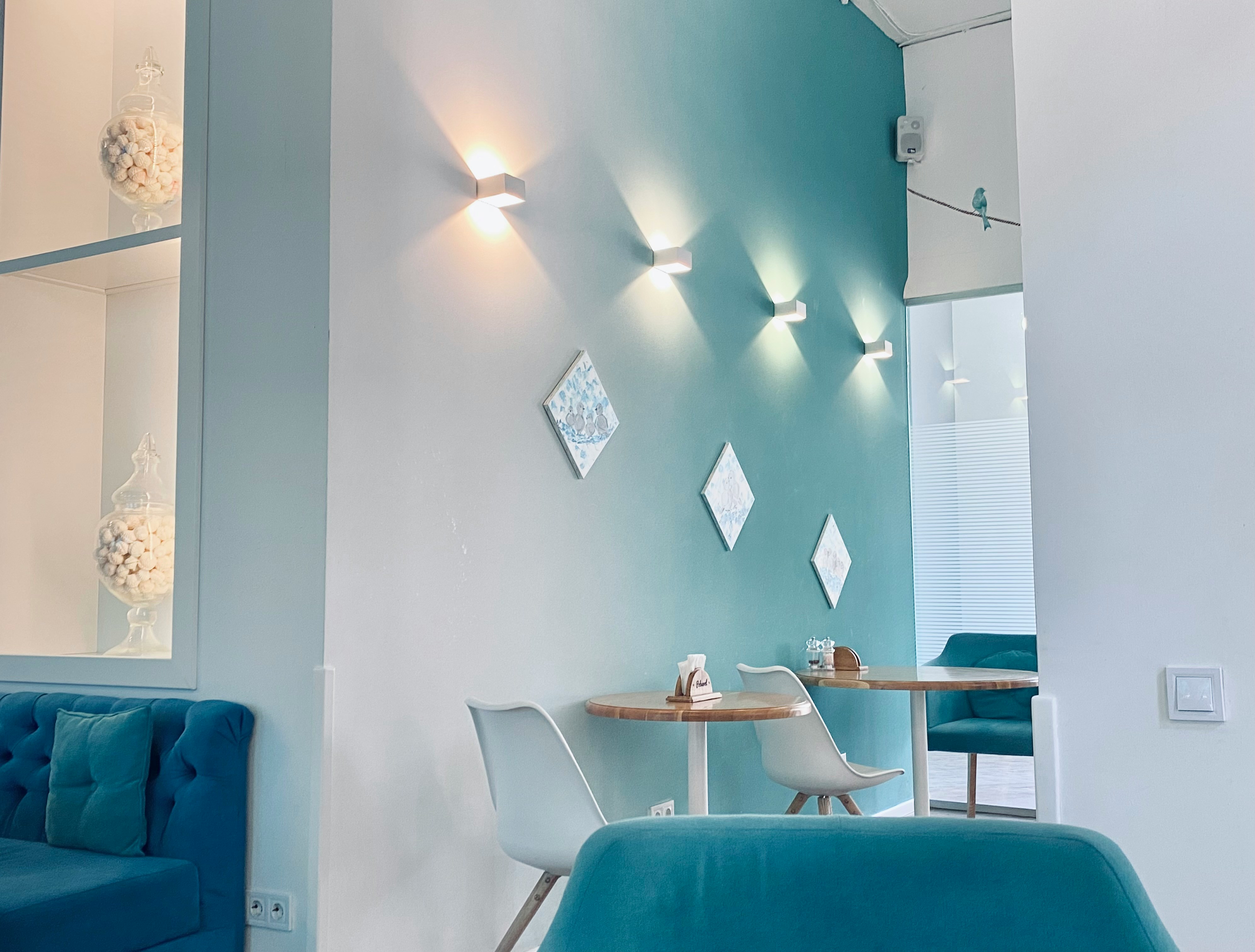 Lyst klinikrum med behandlingsbord og grønne planter
